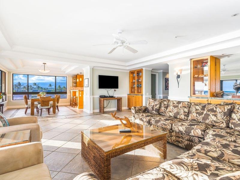 Oceanfront condo w/ pool & lanai gallery image 4