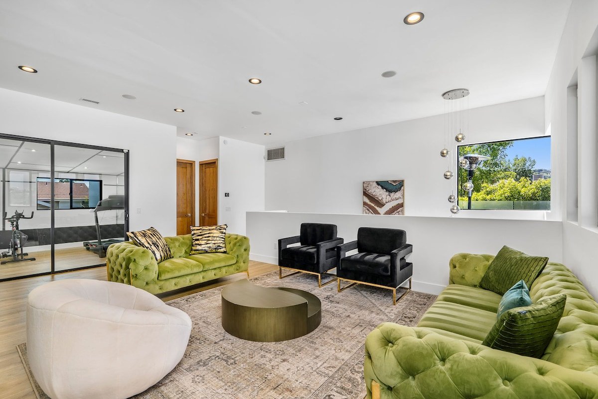 Los Angeles Modern with gym/pool and rooftop! gallery image 4