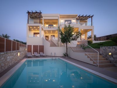 Peaceful Villa w/2 Private Pools, BBQ & Pool table