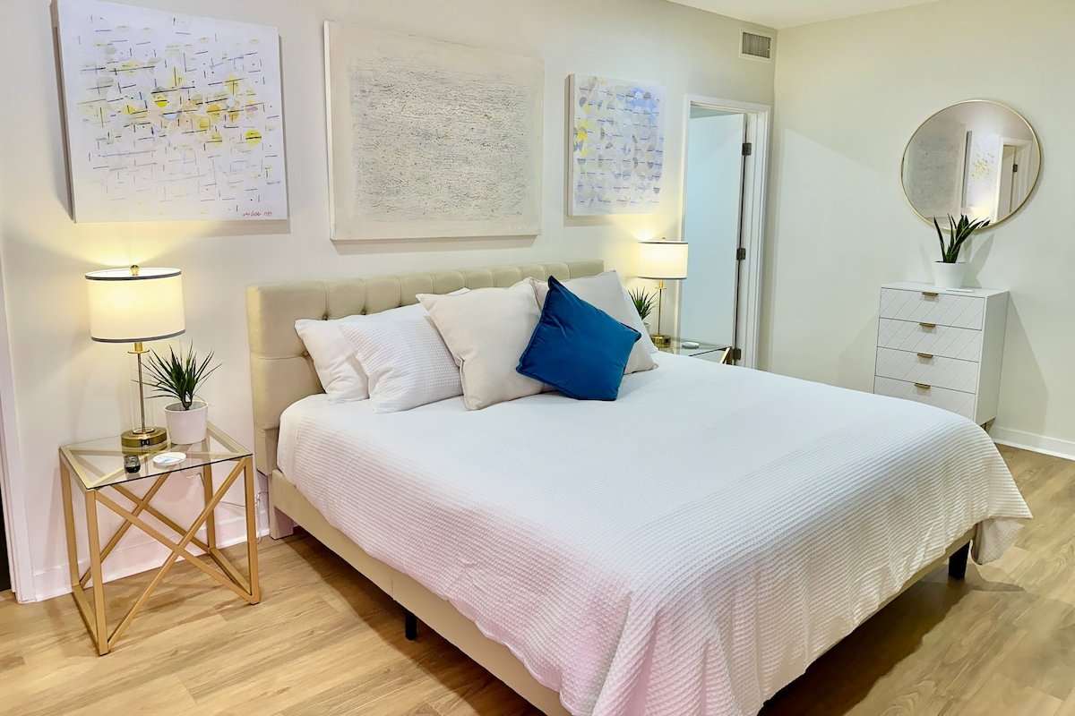 2500 ft² w/ Pool Table, 2 King Bds, Sauna, 85″TV gallery image 5