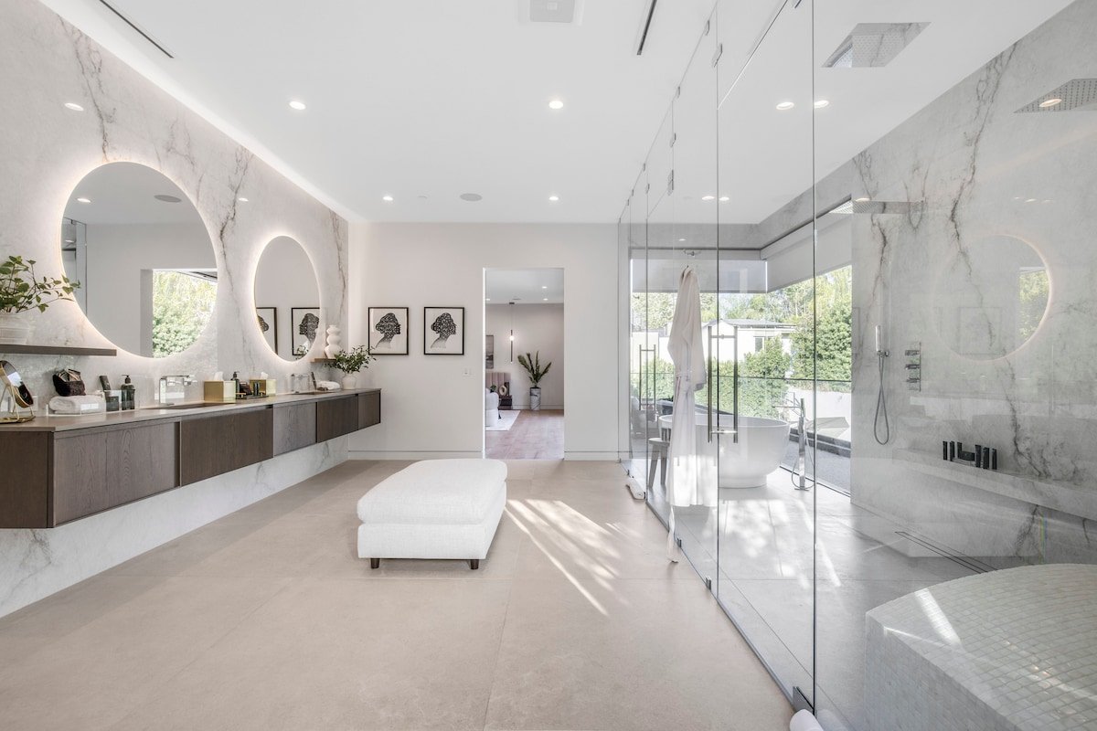 Stylish 2-Level Retreat in Trendy Sherman Oaks gallery image 2