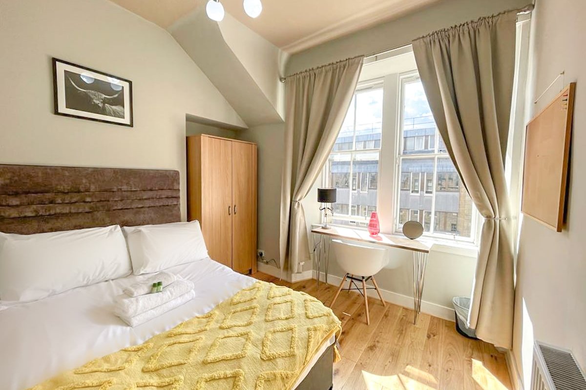 Charming 3 Bed Apartment in The Old Town gallery image 3