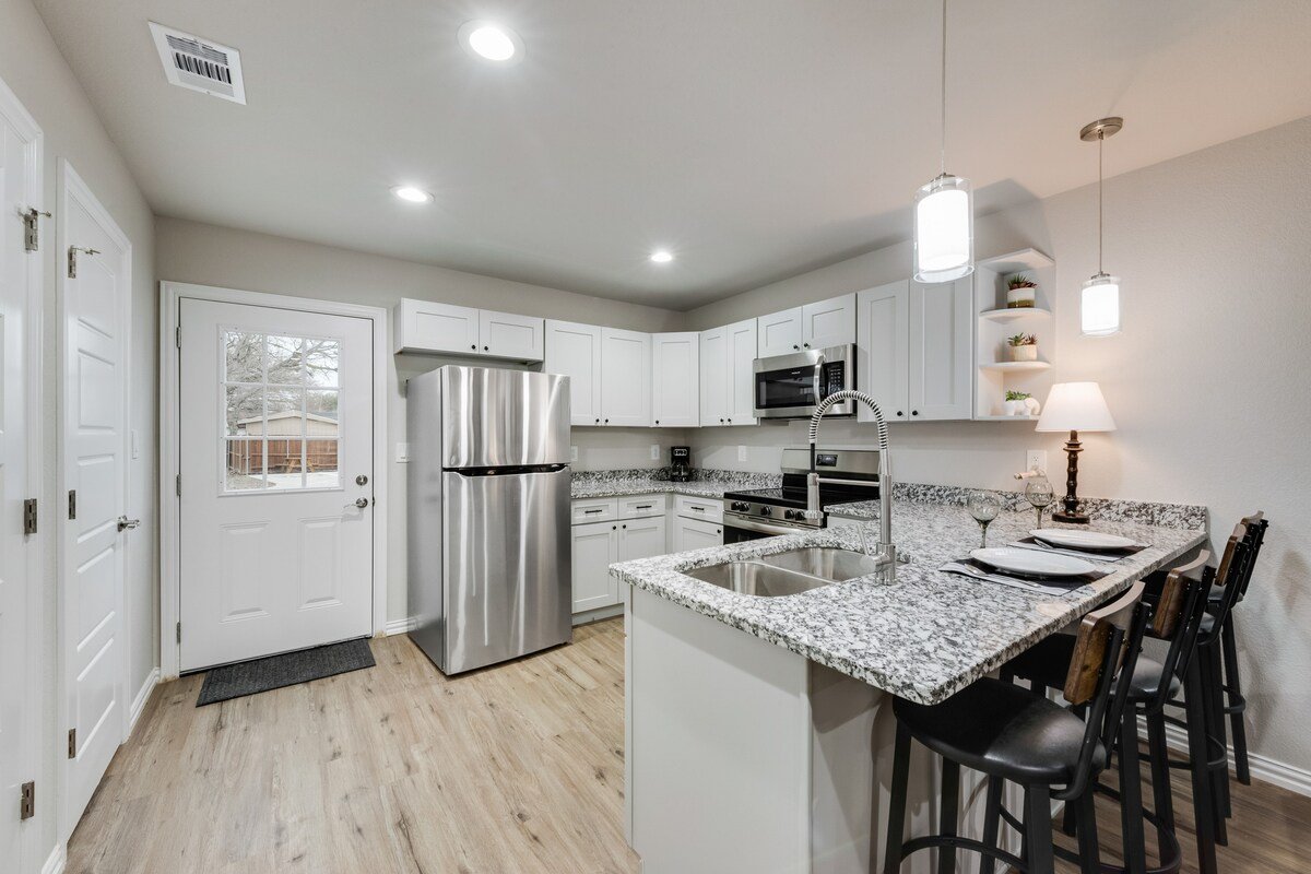 Happy big Home with 2 living area near Stockyards gallery image 4