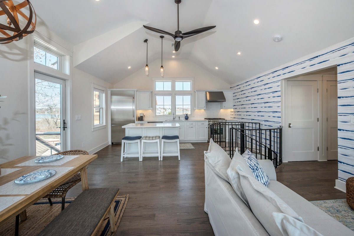 Absolutely stunning! New water front house gallery image 5