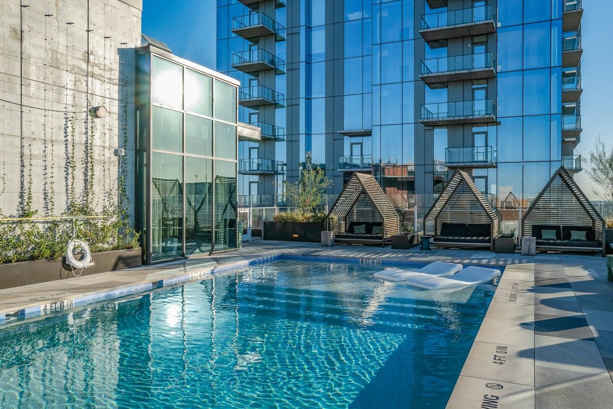 Downtown 2BR | Rooftop Pool | Gym | 18th Flr gallery image 3