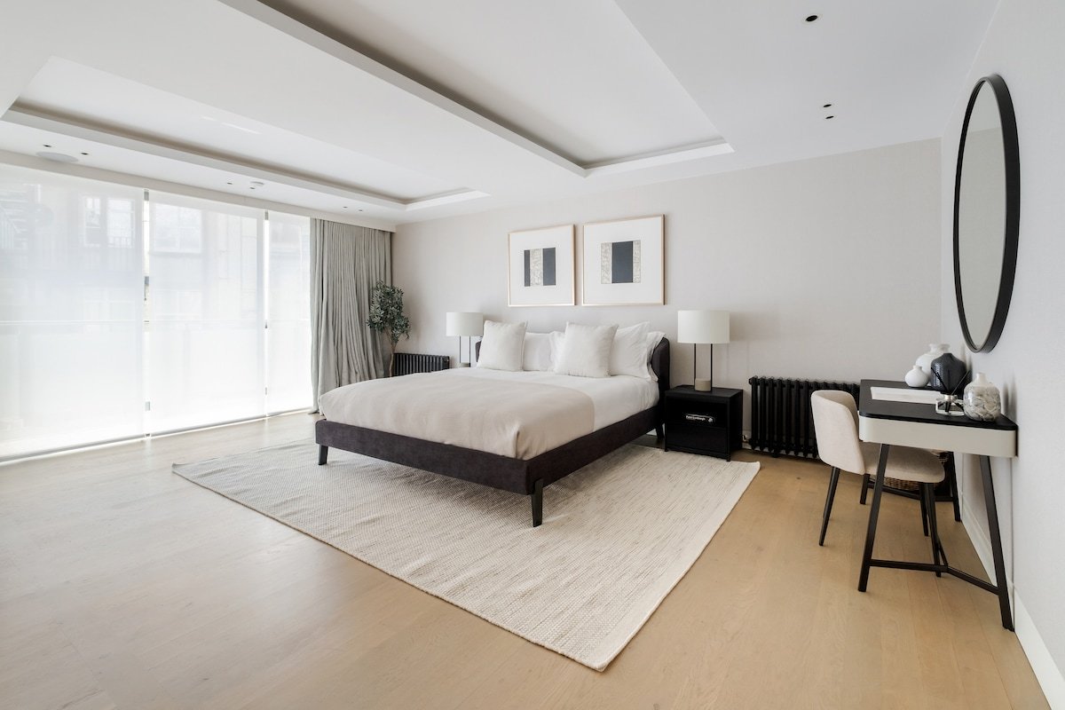 Spectacular Mayfair Penthouse with Sky Views gallery image 3