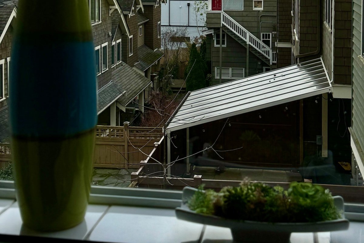 *Seattle-Queen Anne* 7 BR 3 BA. *One Block to SPU* gallery image 5