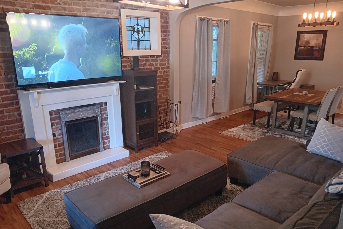 Washington Park Bungalow with hot tub! gallery image 4