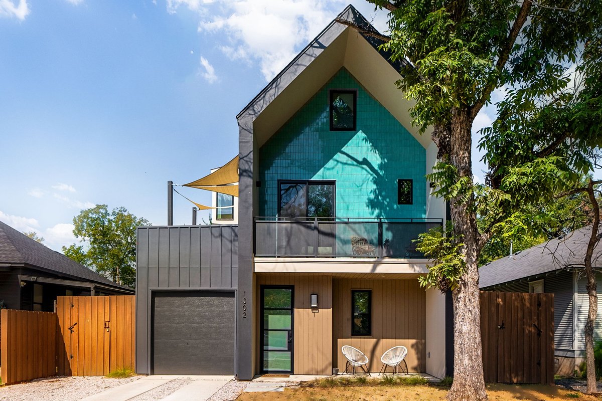 Austin Abode | Heated Pool | Sleeps 12 | Rainey St