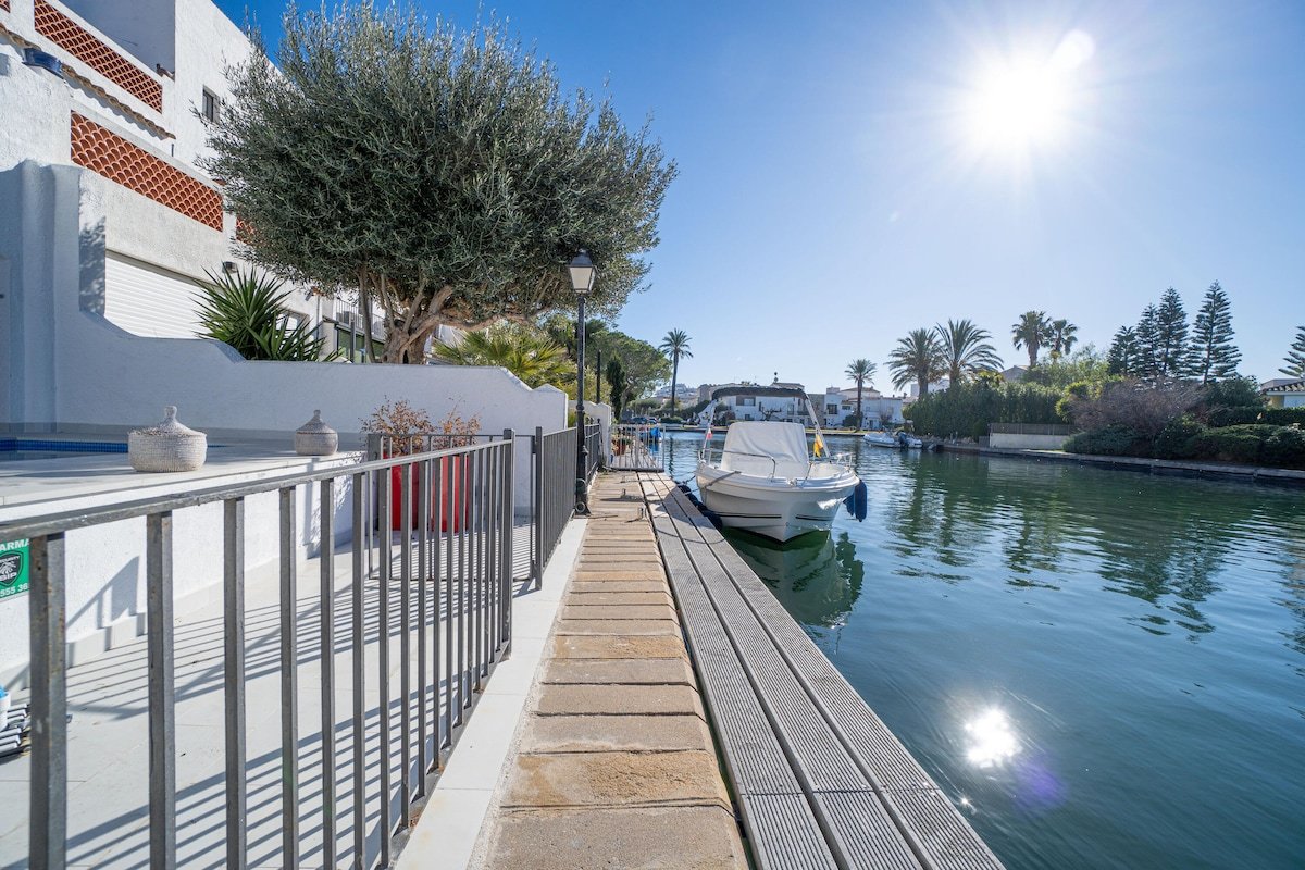 Fisherman’s house with 3 bedrooms, pool and moorin gallery image 3