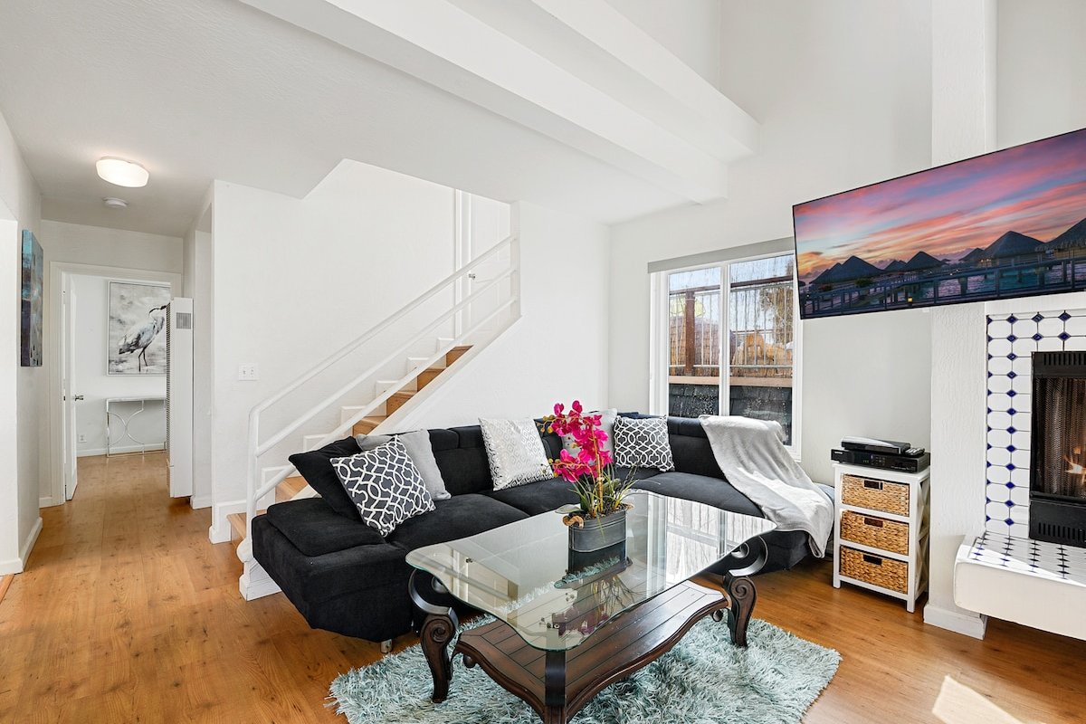 MB HUGE HOUSE! Guesthouse, & Garage gallery image 4