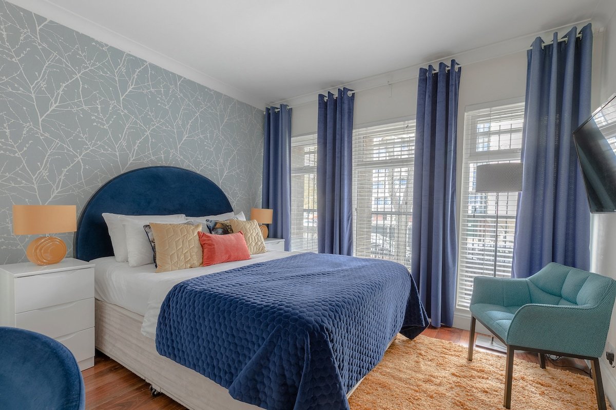 WestEnd Award Winning Massive Absolute Family Home gallery image 3