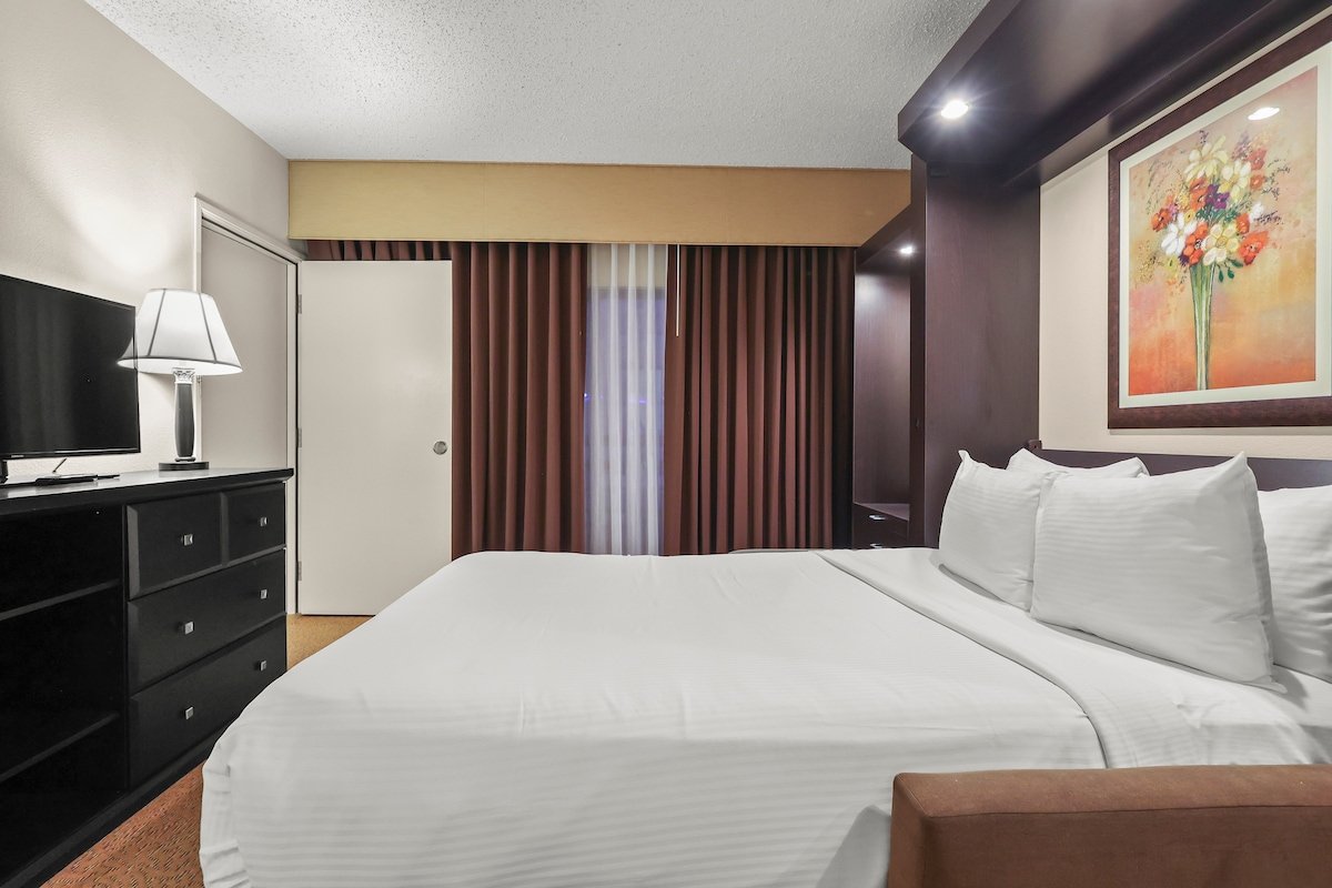 Polo Towers Suites/Villas- 2 bdrm on strip gallery image 5