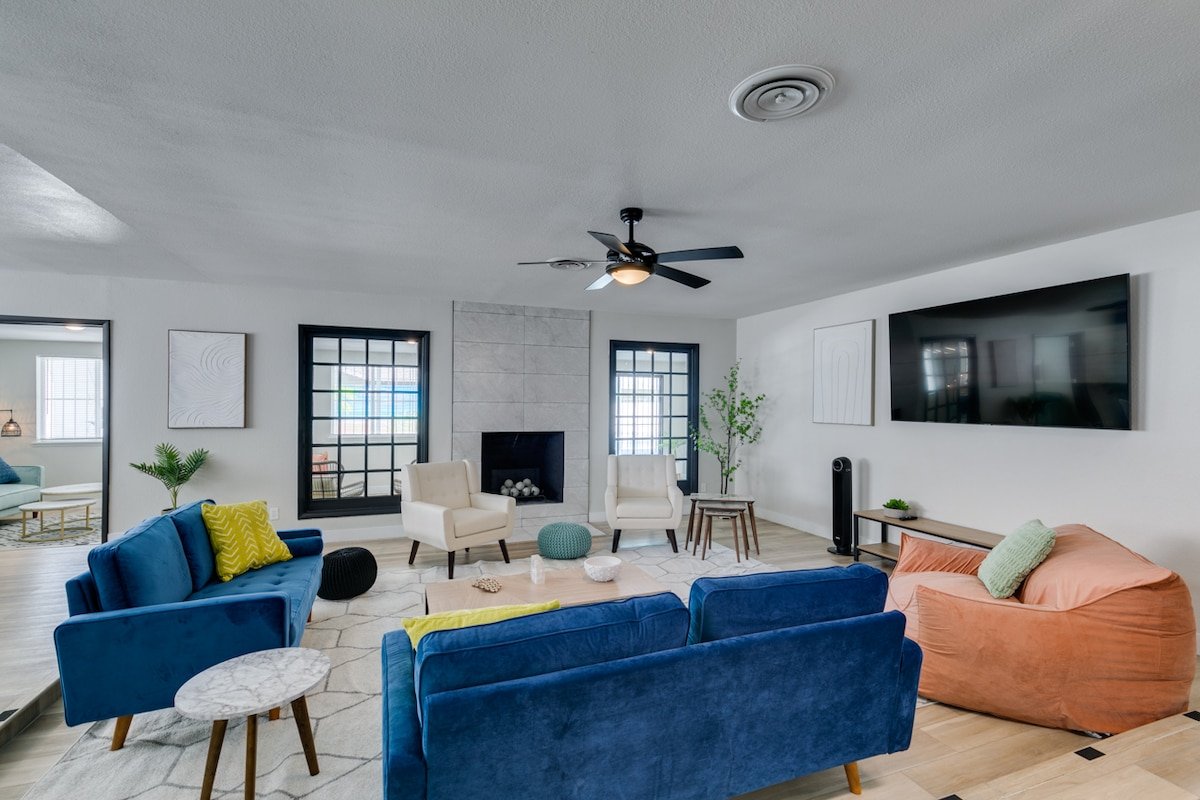 Gorgeous 6 Bed Oasis w/ Pool! 3 Mins to the Strip! gallery image 4