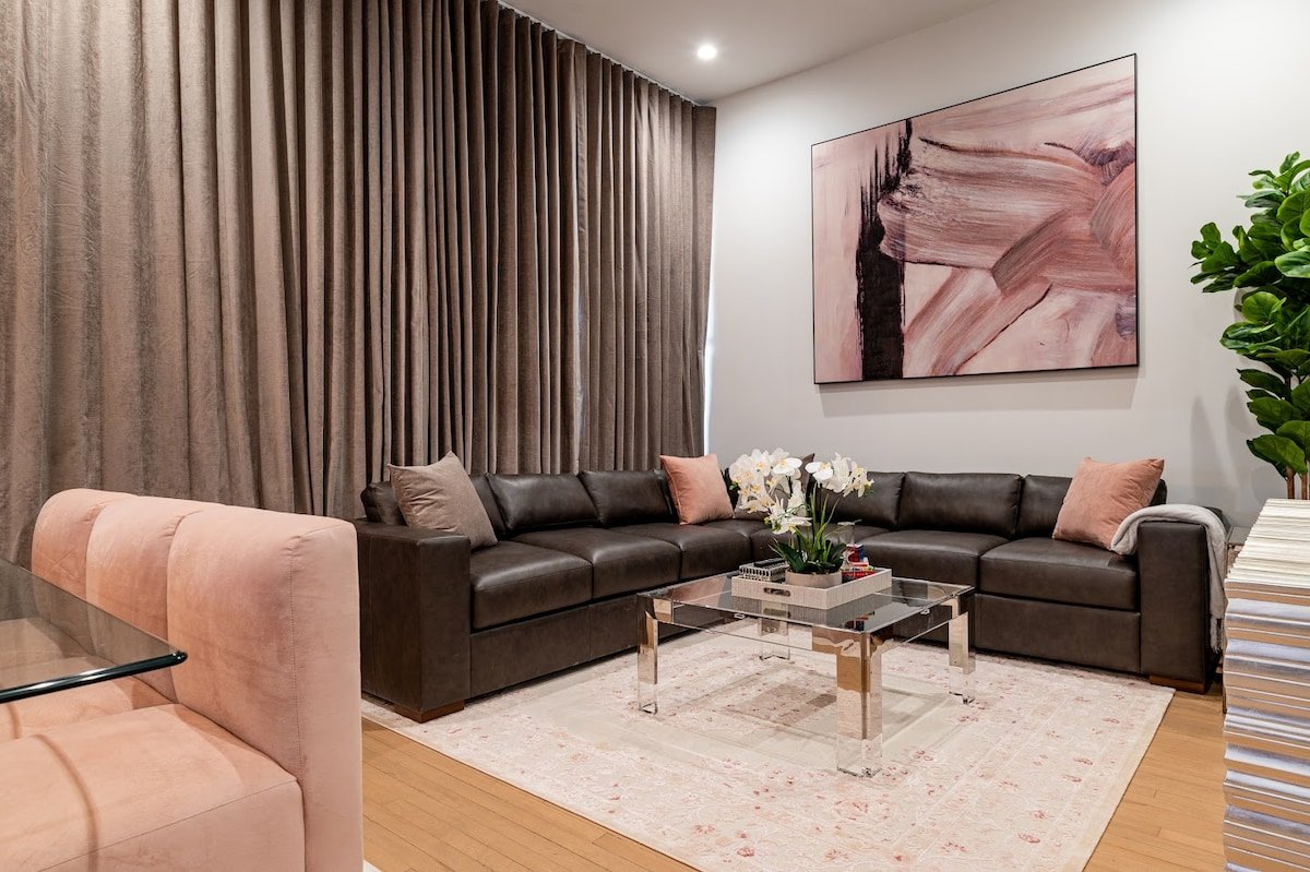 The Krewe 5BR Perfect Location Heated Pool gallery image 5