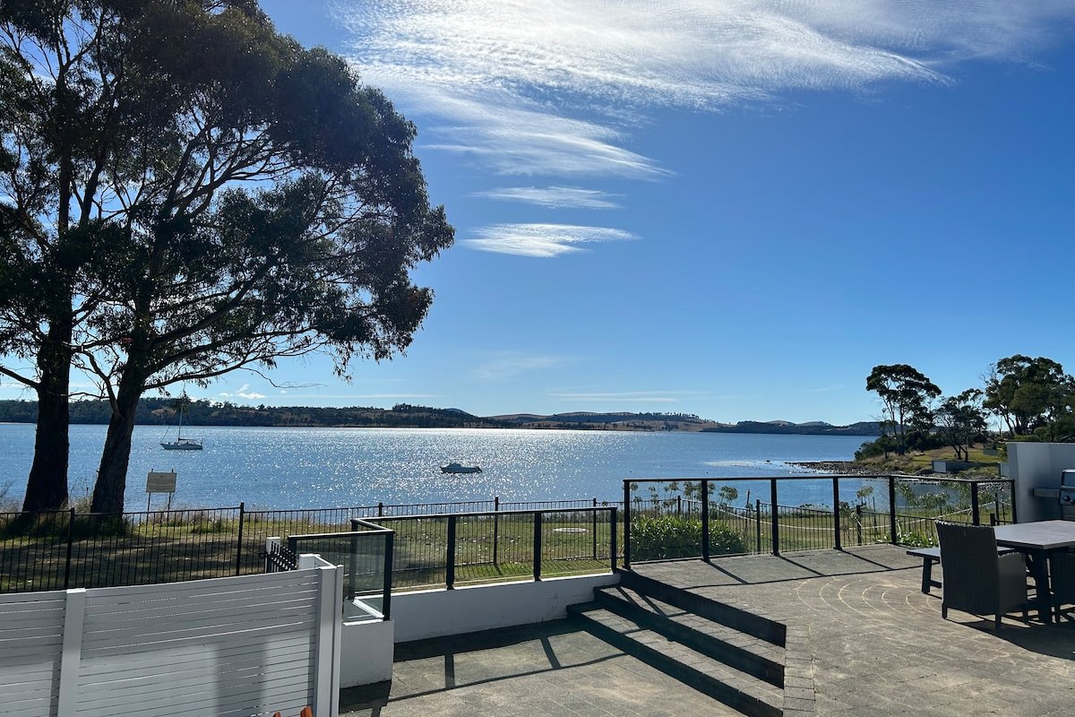 Relaxing Ocean Front Beach House gallery image 3