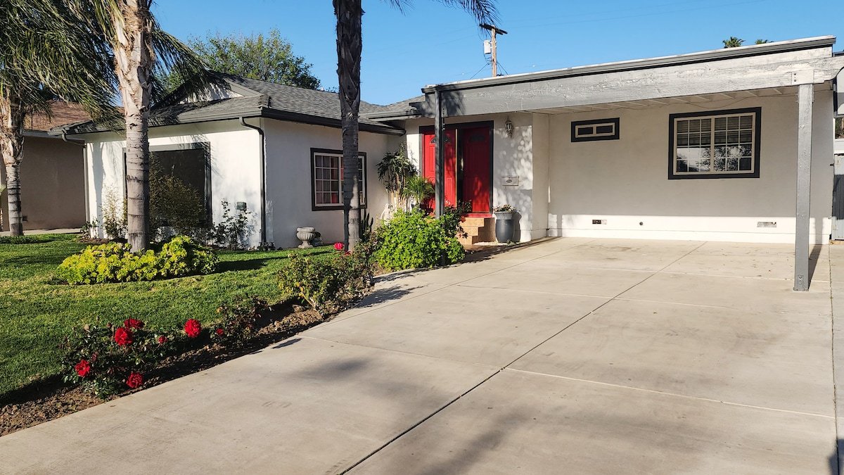 Stylish Home with Gorgeous Swimming Pool gallery image 3