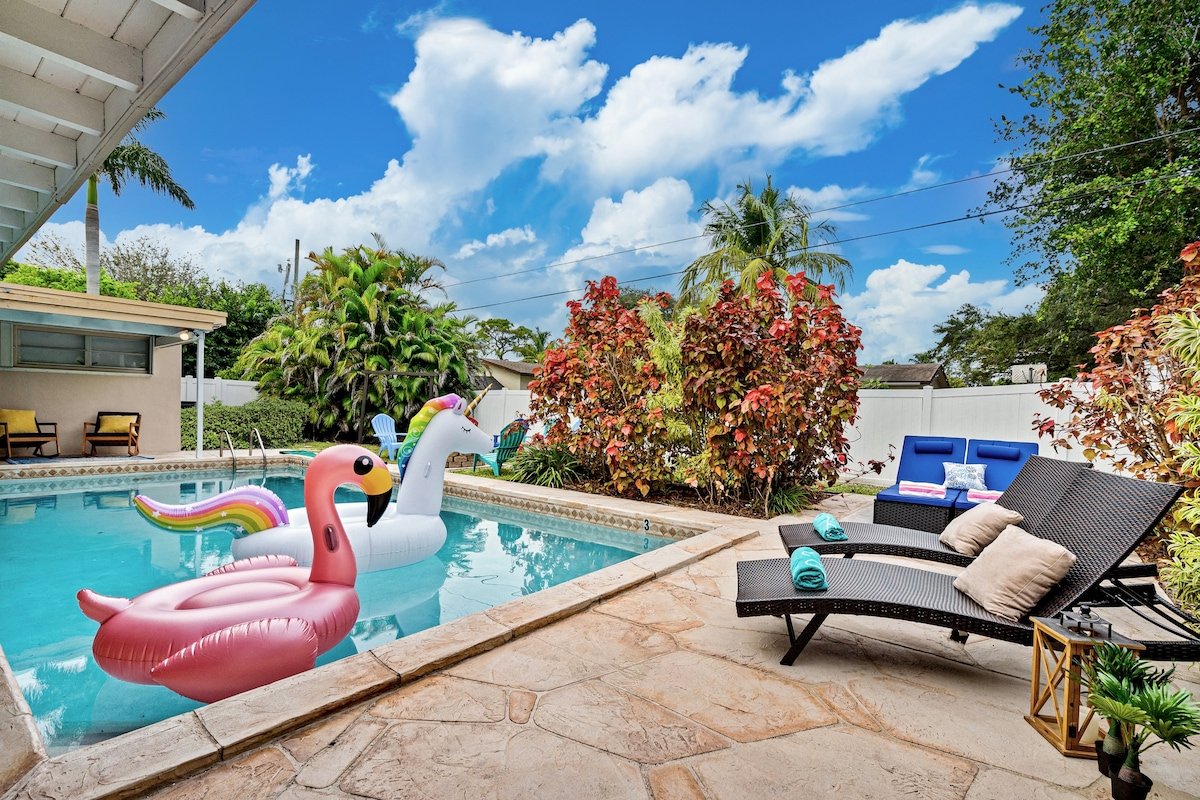 Family home 3 miles from Hard Rock Stadium w/ pool gallery image 3
