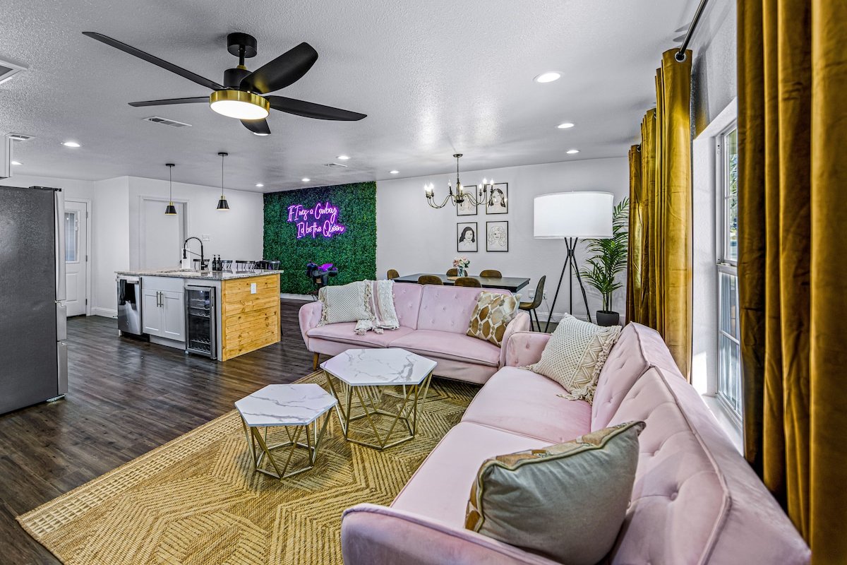 *Cosmic Cowgirl* 3 Min Uber to Stockyards! gallery image 2