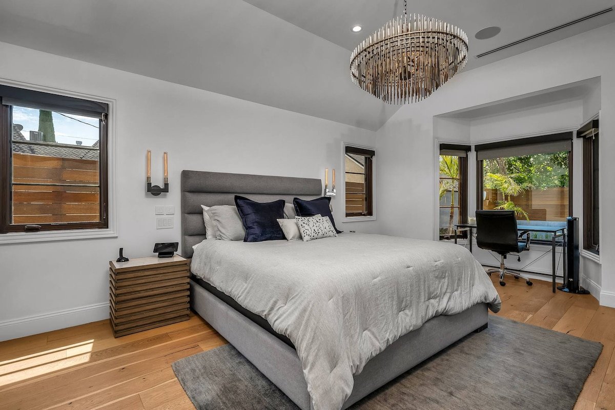 Luxury Home, Heated Pool, BBQ, Patio & Workspace gallery image 5