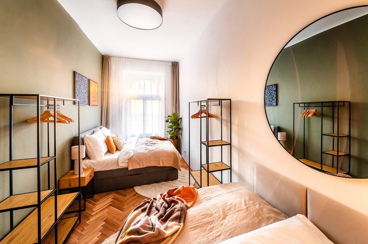 7BR+4.5Bath Elegant Museum Stay + PlayStation VR2 gallery image 5