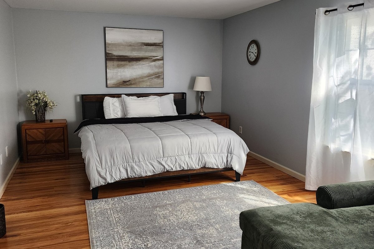 Charming 5BR Stay | Minutes to NYC & EWR • Parking gallery image 3