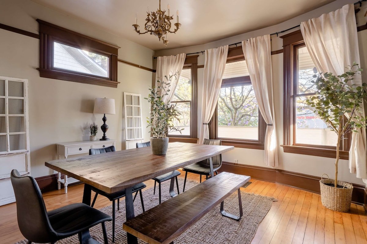 Remodeled 4BR | Historic Home + Studio Combo gallery image 3