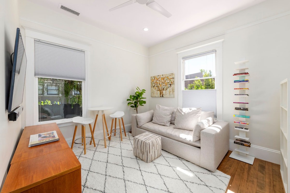 Spacious 4BR stay w/ Hot tub & Spacious Yard gallery image 3