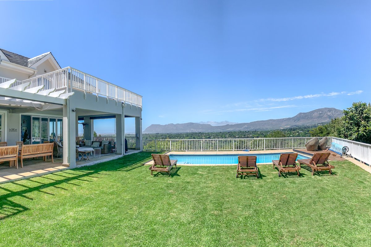 Spacious entertainment home with spectacular views