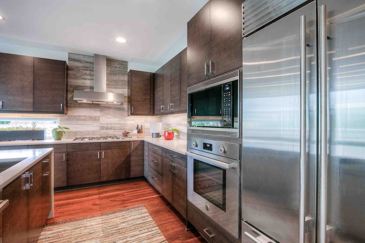 Downtown Oasis, 4 Bd new home w/tub & rooftop deck gallery image 4