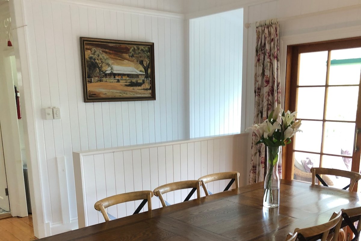 Classic Queenslander close to city cat gallery image 3