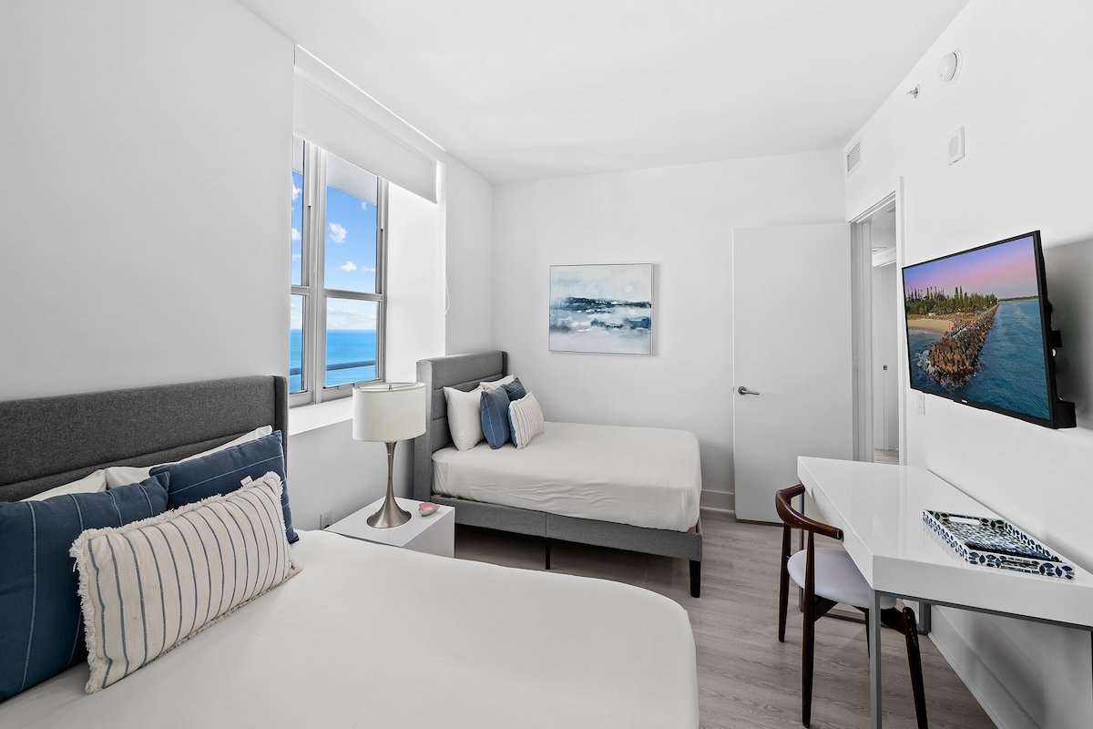 2/2 Stunning Ocean Front gallery image 3