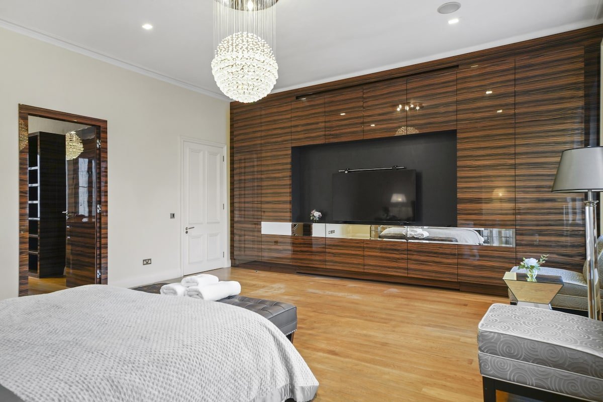 Magnificent House in Knightsbridge gallery image 2