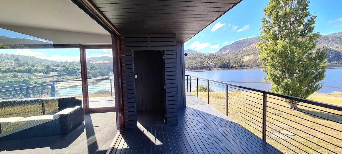 AMAZING 5-STAR WATERFRONT RETREAT ON THE RIVERWALK gallery image 5