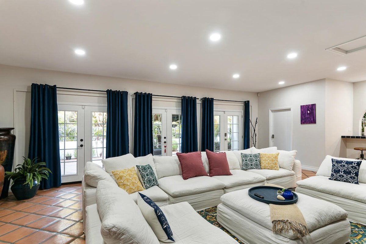 Luxury 6 Bedroom La Jolla Oasis w/ Pool and Spa! gallery image 4