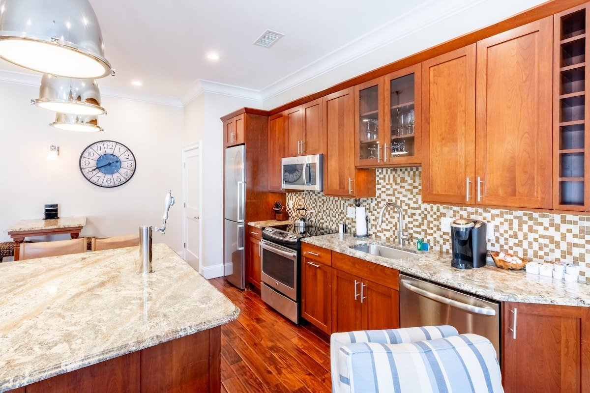 4 Decks, Views, Fireplace, Kitchen w/Kegerator gallery image 5