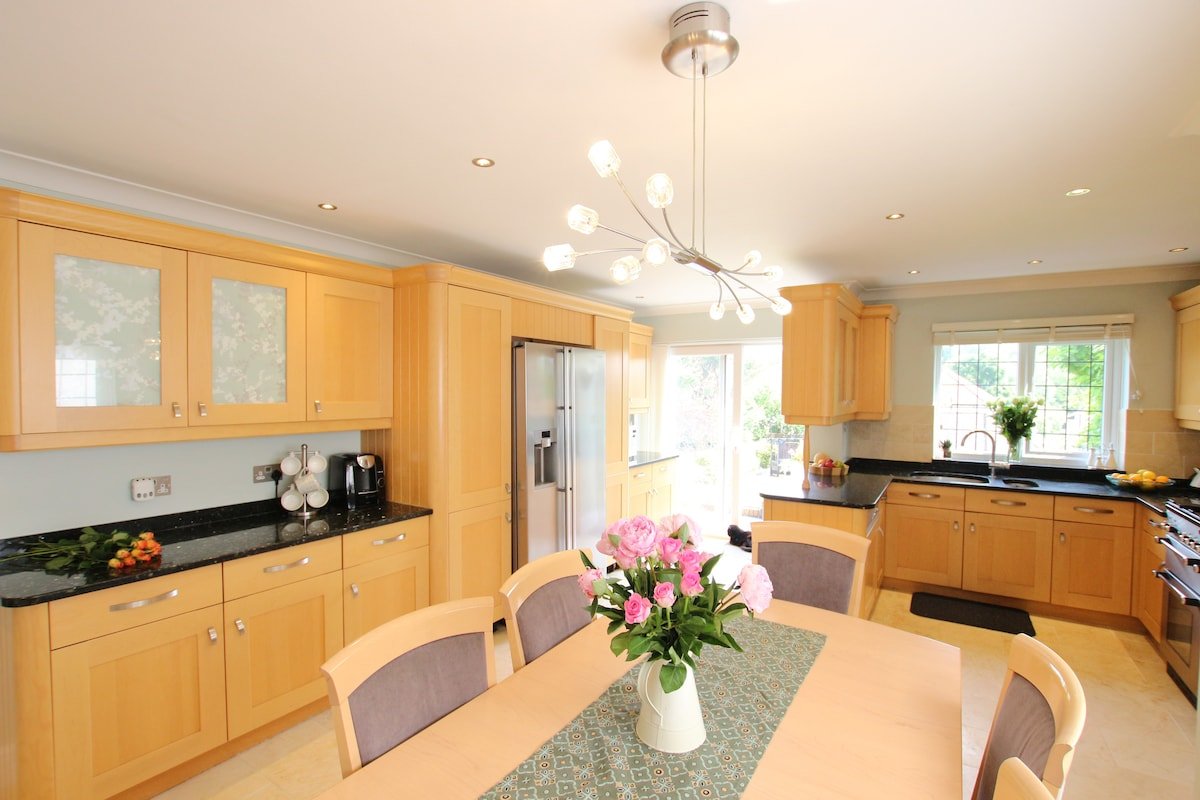 Spacious family house-amazing garden&opposite park gallery image 3