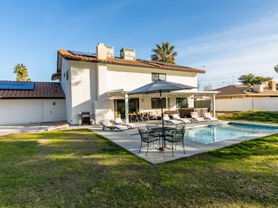 Vegas Oasis: Pool, Hot Tub, Near Strip & Stadiums