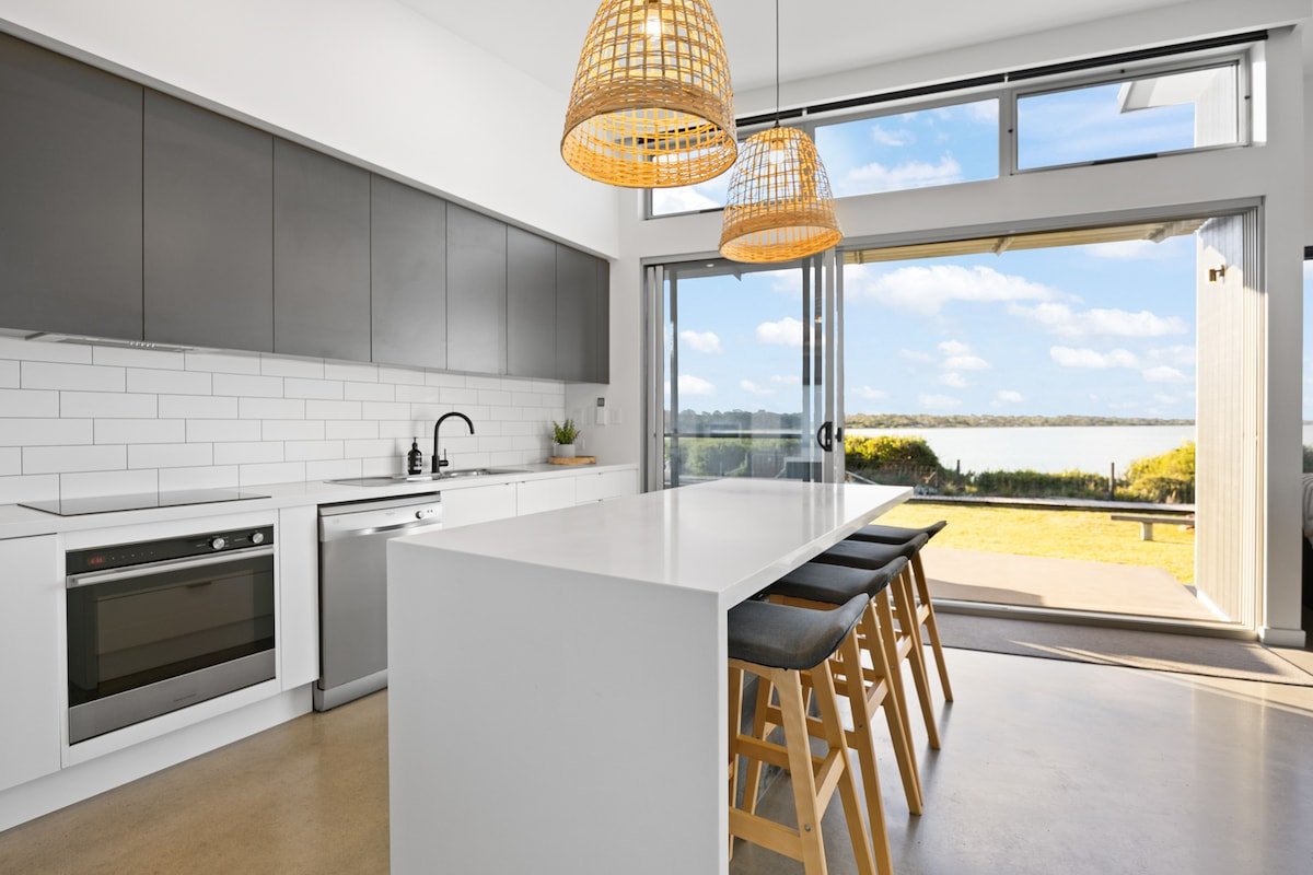 Family Friendly! Bluff Cove – Beachfront House gallery image 3