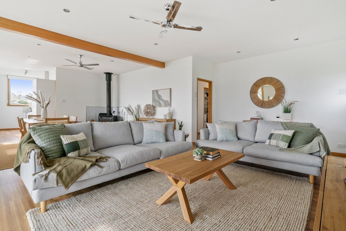 Cozy Ocean View Cottage: Spacious Living & BBQ