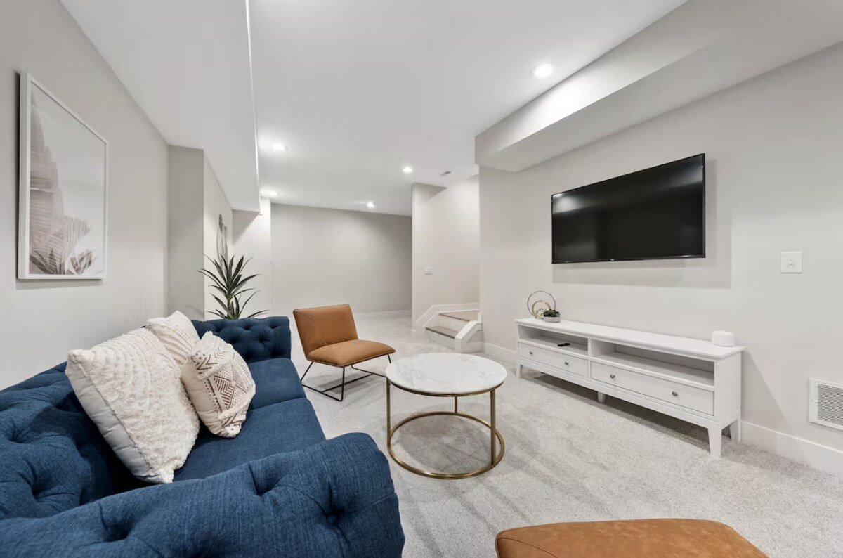 Newer Build- Luxury Spacious Home- 3 Living rooms gallery image 3