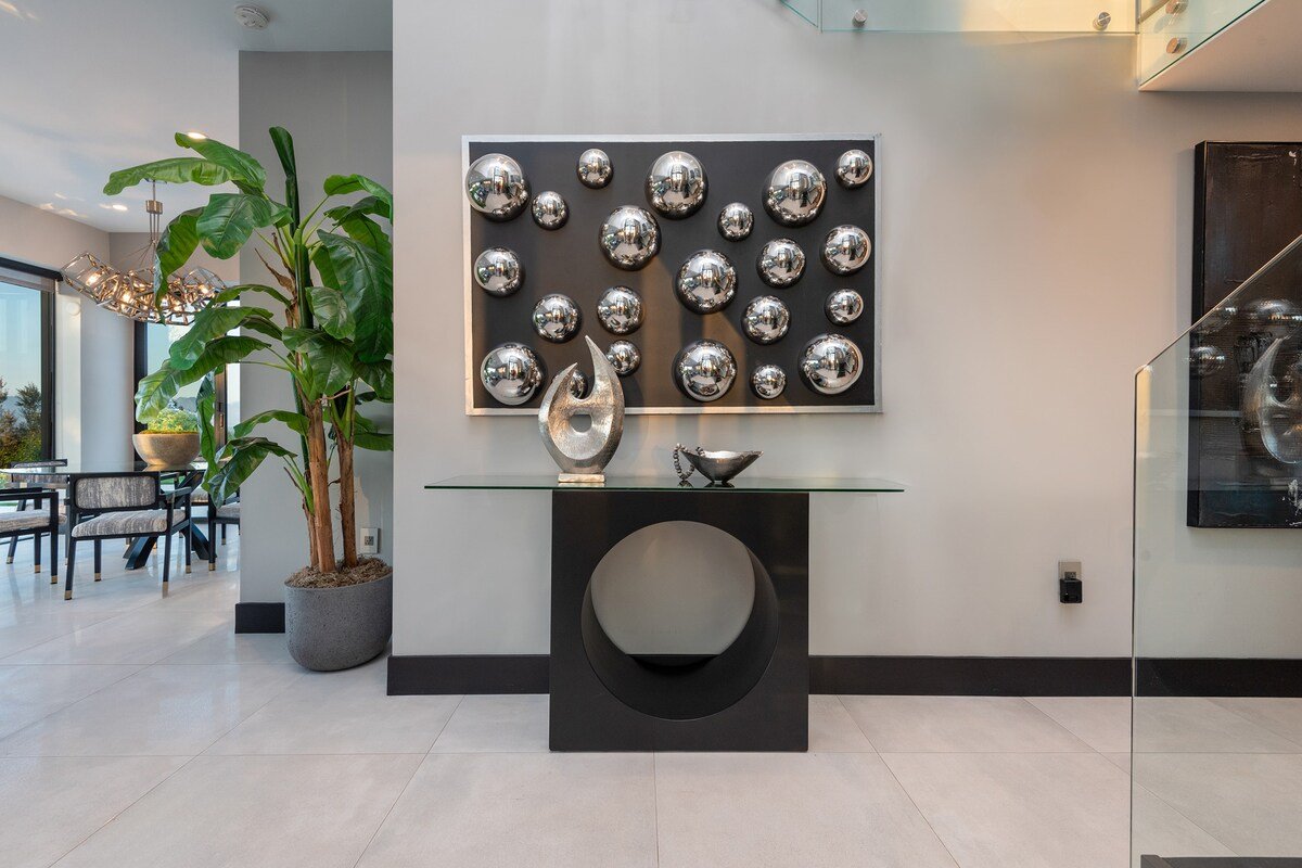 Picturesque Gem with Luxe Comfort & Scenic Views gallery image 4