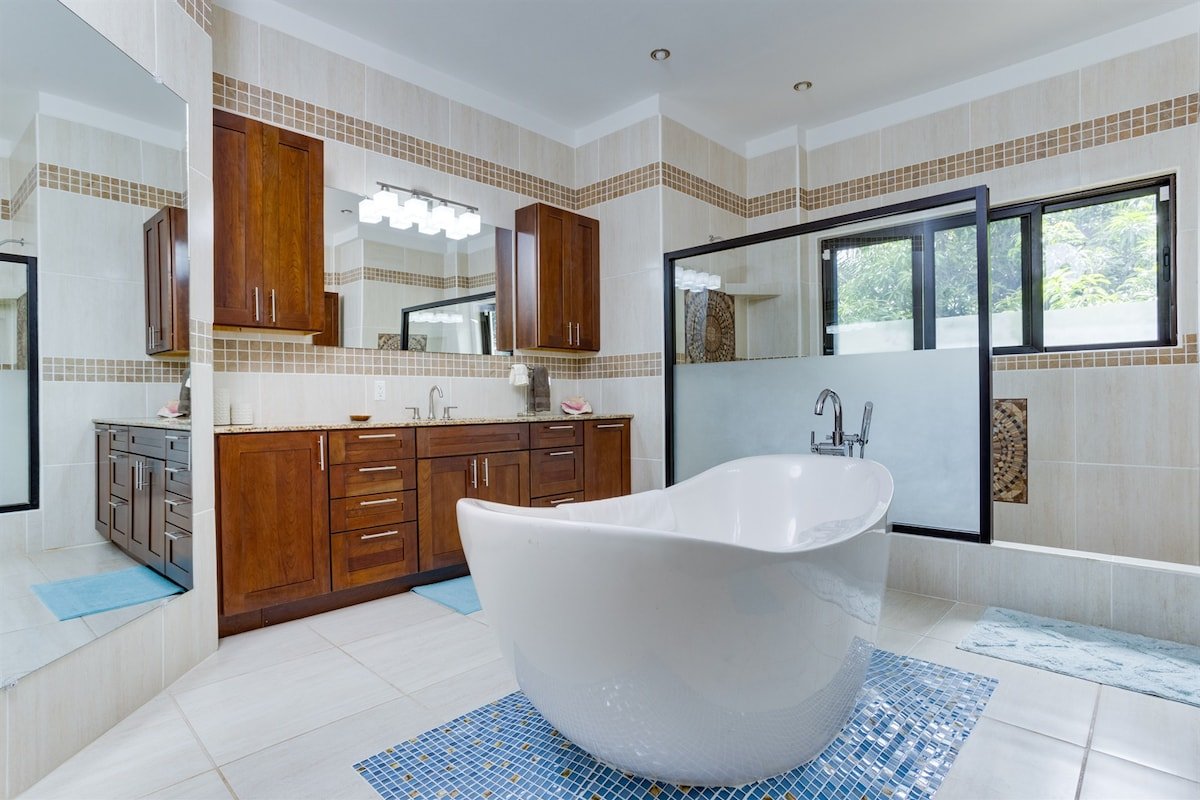 Luxury 4BR Home + 2 Casitas, Pool & Sleeps 16 gallery image 4