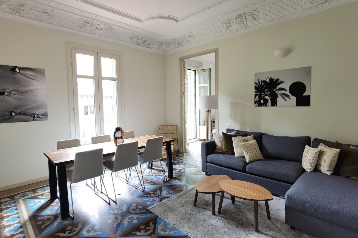 Luxury 3BR + Pool, A/C & Balconies – Center BCN gallery image 3