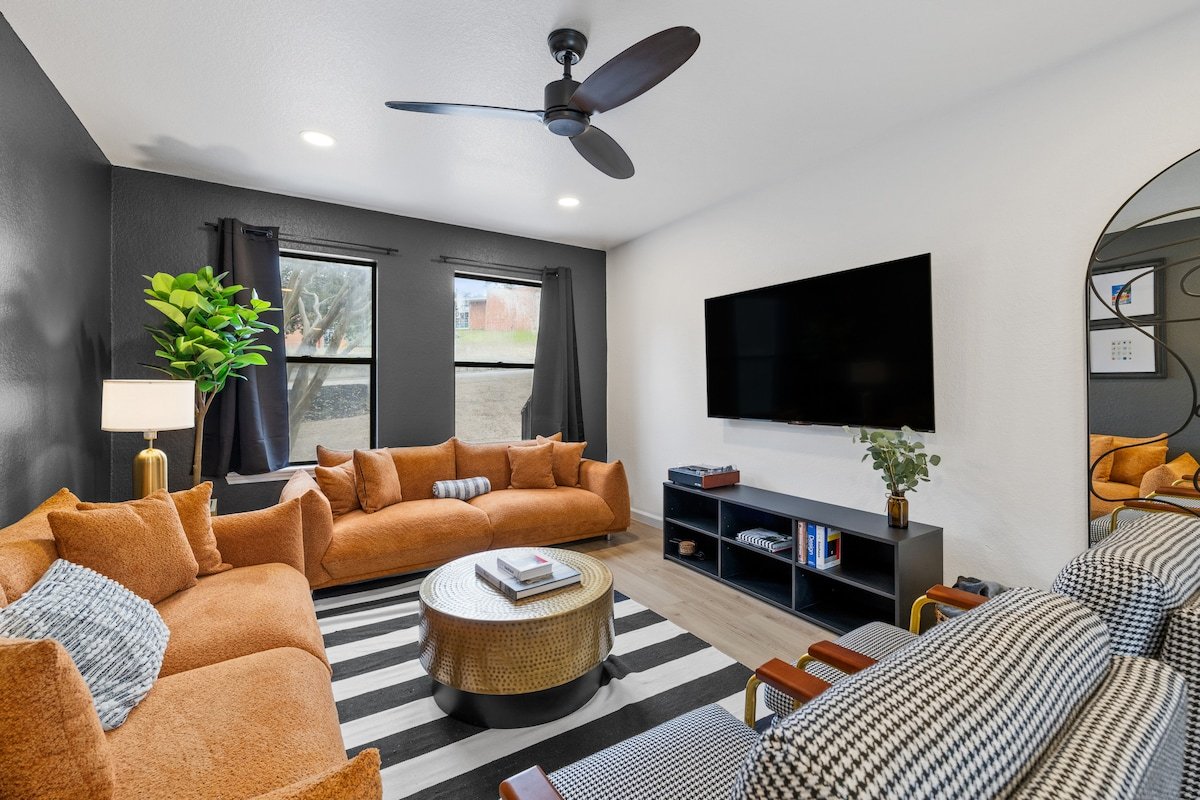Zilker Loft | Theater | Game Room | Sleeps 14! gallery image 2