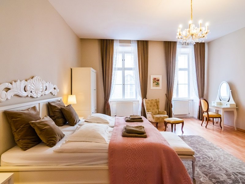 Concerto large 3-bedroom apartment nearJudenplatz gallery image 5