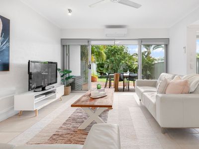 Le Court 4 – Noosa Beach, shops, surf