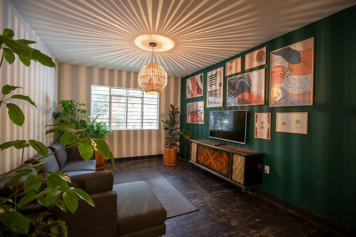 2 APT TOGETHER! GREAT LOCATION. UP TO 12 PPL! gallery image 3