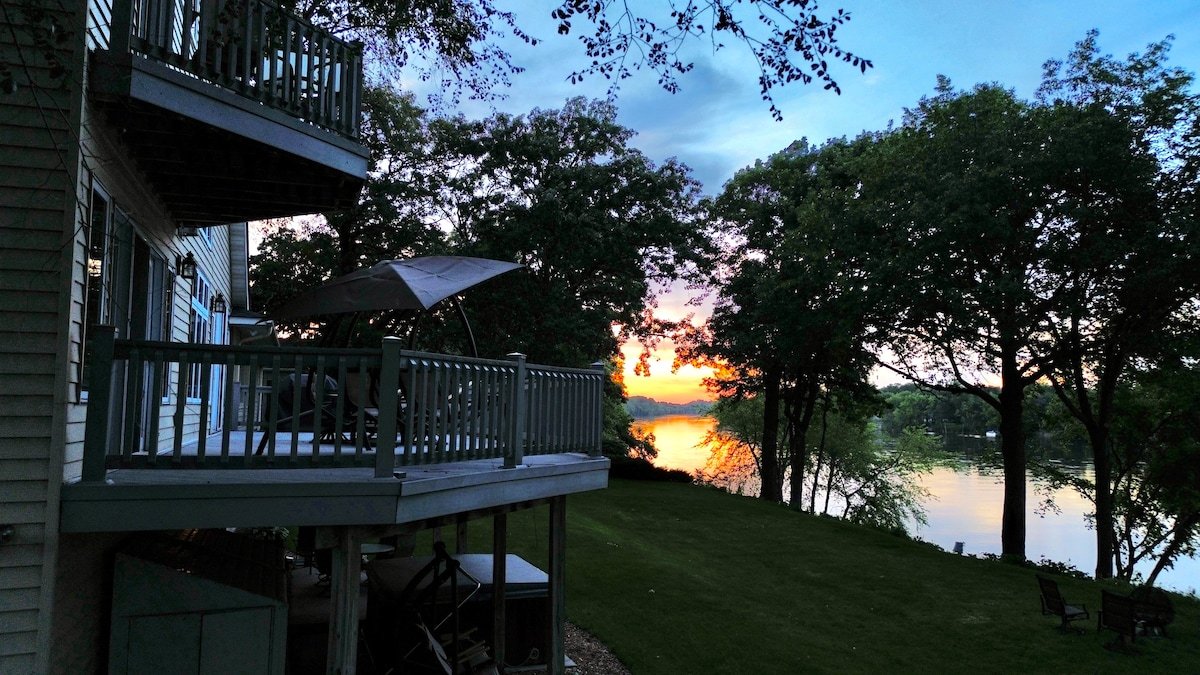 Manor on the River, 5,000 SQFT, Hot Tub & Kayaks gallery image 4