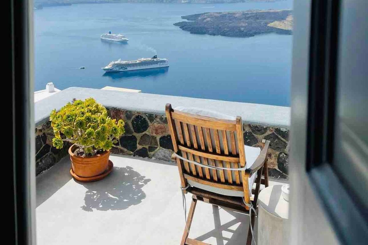 Private Villa for 6 with caldera view gallery image 5